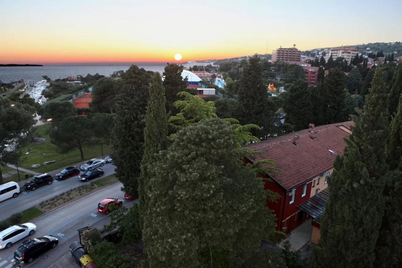 Sončni zahod nad Portorožem in morjem z zgornjega nadstropja hostla