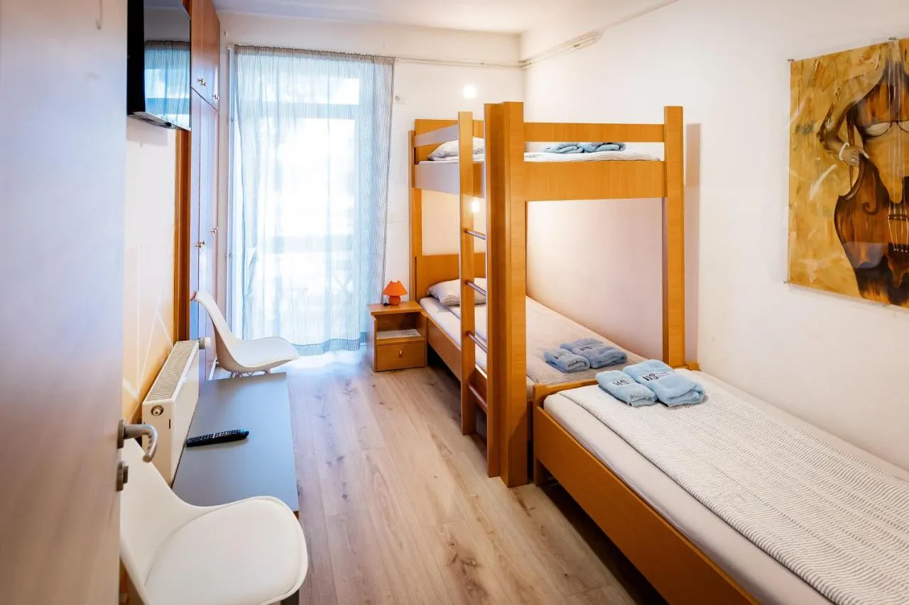 Triposteljna soba s pogradom in ležiščem