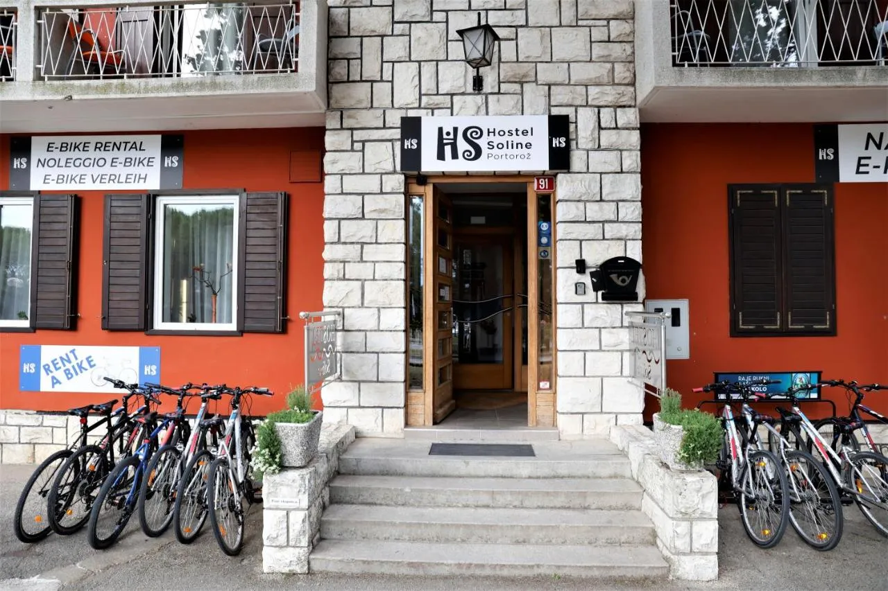 Vhod v Hostel Soline s kolesi za izposojo ob stopnicah